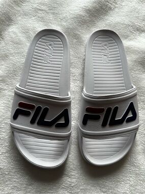 FILA Women’s White Slide Sandals Comfy Summer Y2K Beachwear Sz 8-10 Sporty